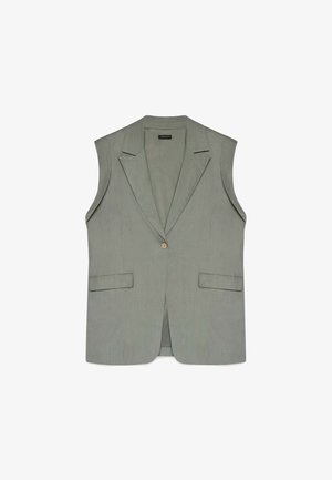 Bezrękawowa szara marynarka z wyciętymi klapami, pojedynczym zapięciem na jasnobrązowy guzik oraz dwoma przednimi kieszeniami z klapką, pokazana na białym tle.