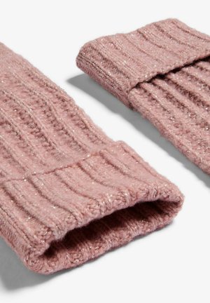 Neulele, ribattute riempitazze in rosa morbido con accenti di filo argento. I polsini piegati e una finitura testurizzata migliorano il design.