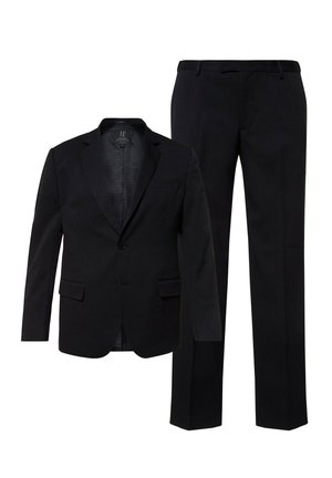 Conjunto de traje negro que incluye un blazer de una sola botonadura con solapas de muesca y dos bolsillos frontales, combinado con pantalones rectos de corte a medida.
