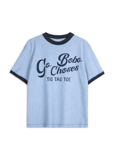 Camiseta de algodón azul claro con cuello redondo acanalado negro. En la parte frontal presenta el texto negro "Go Bobo Choses Tic Tac Toe" en diferentes tipografías. Manga corta.