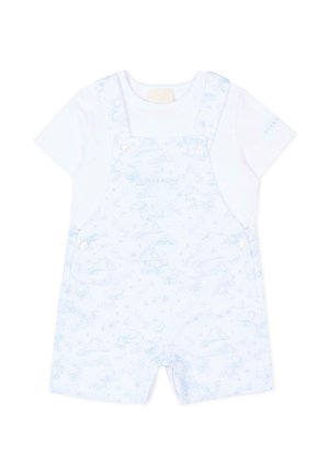 Chemise blanche à manches courtes associée à une salopette courte bleu clair à motifs, avec des boutons sur les bretelles et les côtés, conçue pour les tout-petits.