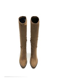 Stivali alti al ginocchio in suede color sabbia con una texture liscia, punta a forma appuntita e cerniere laterali. Presentano un gambale aderente e una silhouette slanciata.