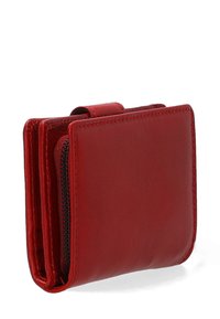 Rød læderpunge med et kompakt, rektangulært design, der har en lynlåslomme og syede detaljer langs kanterne.