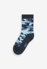 Marineblaue Socken mit einem hellblauen Camouflage-Muster, gestricktem Stoff, geripptem Bündchen und einem kleinen "NEXT"-Logo in der Nähe der Zehen.