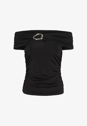 Must õlgadeta pluus kokkusurutud külgedega ja hõbedase ebaühtlase ovaalse pandlaga kaela keskosas.