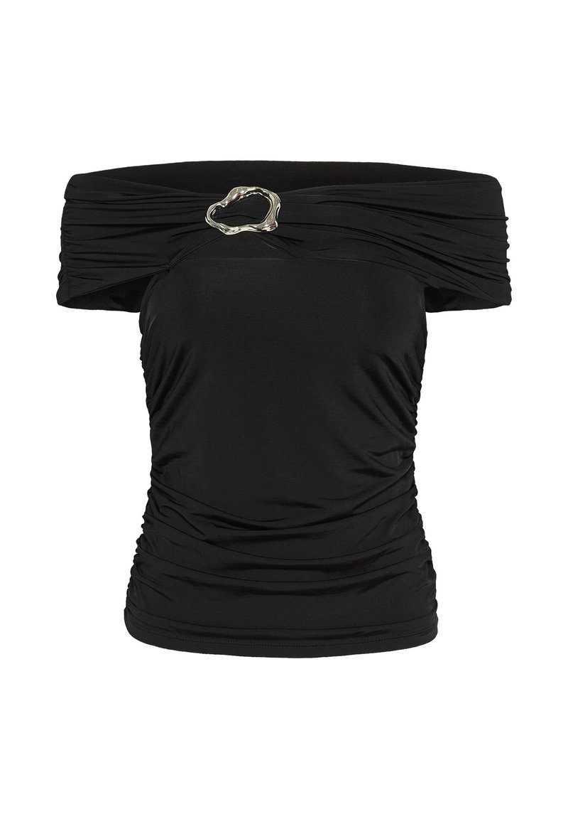 Zwarte off-shoulder top met geplooide zijkanten en een zilveren, onregelmatige ovale gesp in het midden van de halslijn.