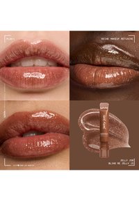 Lèvres brillantes et pailletées aux tons nude sur diverses teintes de peau, en gros plan, avec un tube de gloss à lèvres NYX Jelly Job et le nom du produit.
