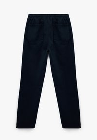 Mørkeblå joggerbukser med elastisk linning, to baglommer, lige ben og en blød, glat stoftekstur.