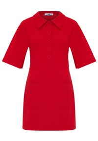 Punainen polo-mekko, jossa on lyhyet hihat, kaulus, etunappi sulkeminen ja kaksi etutaskua. Liukas kangas, jossa on tasainen väri.