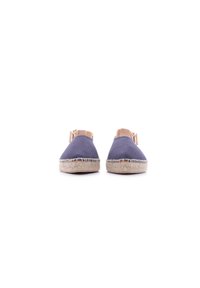 Espadrilles de lona azul marino con suela de yute natural, con diseño de punta cerrada y correa ajustable en el tobillo. Superficie texturizada, ligeras.