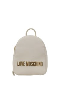 Mochila de imitación de cuero blanca con forma redondeada, asa en la parte superior y "LOVE MOSCHINO" grabado en letras doradas en la parte delantera.
