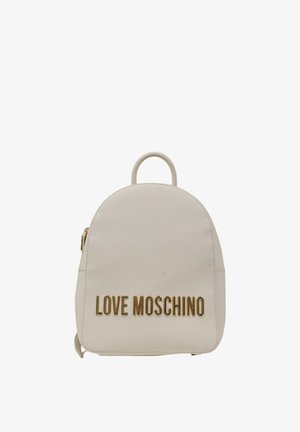 Zaino in ecopelle bianca con forma arrotondata, manico superiore e la scritta "LOVE MOSCHINO" embossata in lettere dorate sul davanti.
