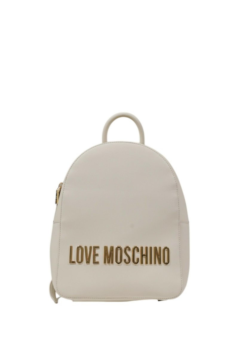 Mochila de imitación de cuero blanca con forma redondeada, asa en la parte superior y "LOVE MOSCHINO" grabado en letras doradas en la parte delantera.