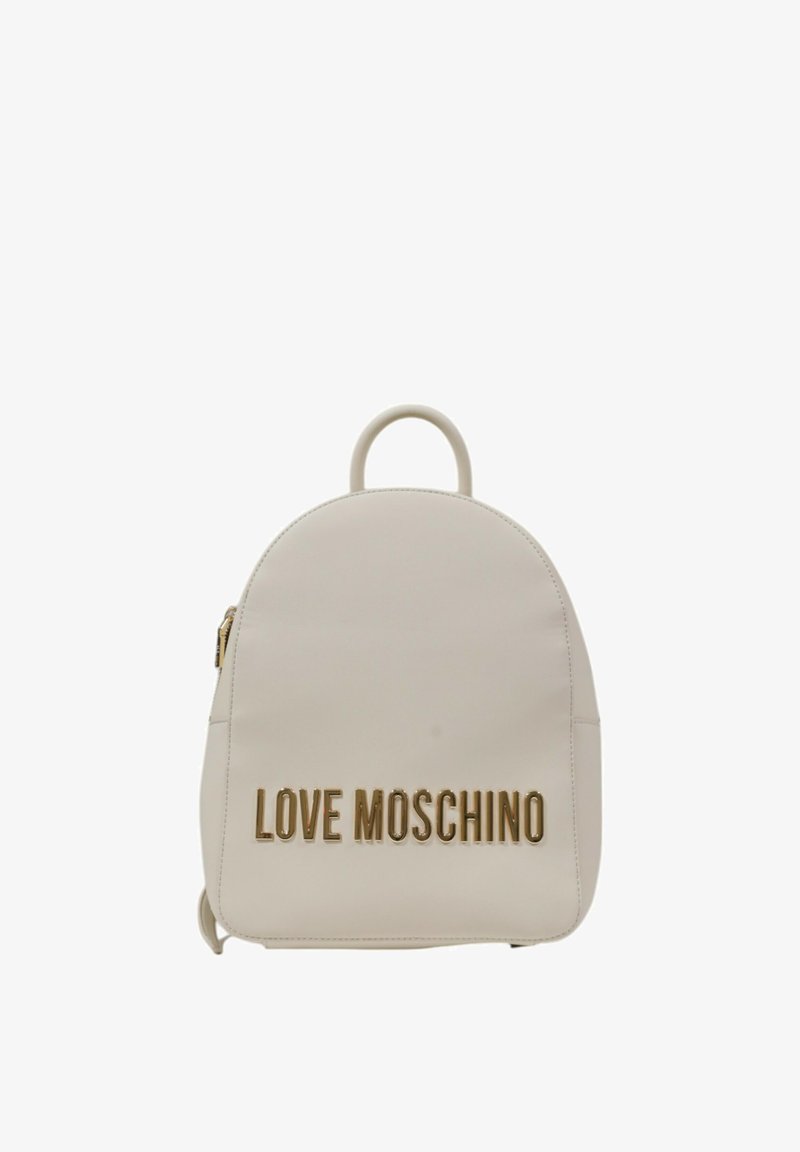 Mochila de imitación de cuero blanca con forma redondeada, asa en la parte superior y "LOVE MOSCHINO" grabado en letras doradas en la parte delantera.