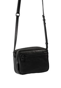 Borsa a tracolla nera in pelle, di forma rettangolare, con chiusura a zip, tasca frontale e tracolla regolabile. Texture morbida con grana sottile.