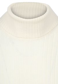 Close-up van een witte geribde coltrui met een gevouwen hoge kraag en verticale gebreide textuur.