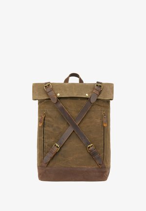 Sac à dos en toile cirée marron avec des straps et des accents en cuir. Dispose d'un design à rabat, de deux zips à l'avant et d'une poignée supérieure.