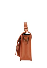 Sac à main en cuir marron vu de côté avec une poignée supérieure, une fermeture à rabat avant et des détails en métal doré.