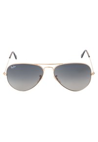 Occhiali da sole Ray-Ban aviator con montatura in metallo dorato, lenti grigio sfumate e estremità nere texturizzate sulle aste.