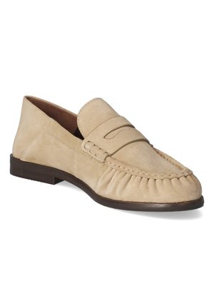 Beige suède penny loafer met gestikte moc-toe, lage donkerbruine hak en decoratieve riem over de wreef.