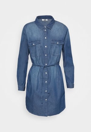 Abito camicia in denim blu a maniche lunghe con chiusura frontale con bottoni, tasche sul petto con patta e cintura in tessuto abbinato in vita.