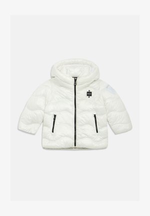 Giacca imbottita bianca con cappuccio, texture lucida, maniche corte, due tasche frontali con zip e un piccolo etichetta con il marchio sul lato sinistro superiore.