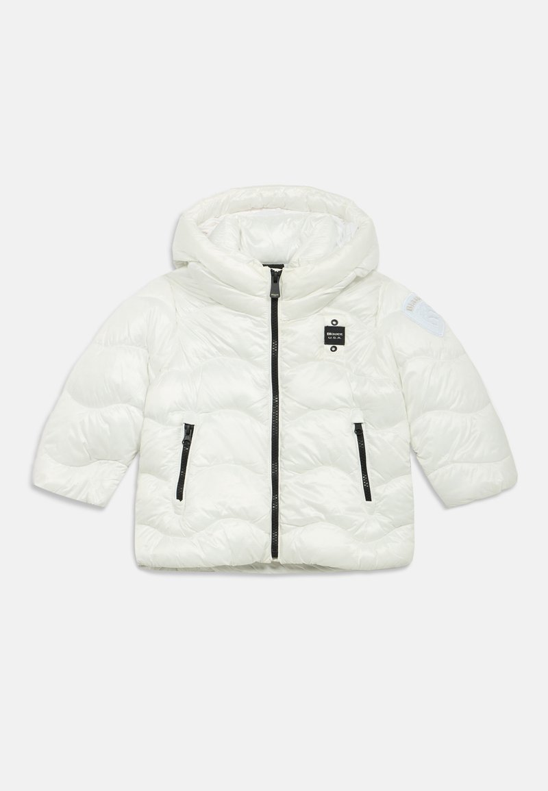Casaco puffer branco com capuz, textura brilhante, mangas curtas, dois bolsos frontais com fecho e um pequeno rótulo de marca no canto superior esquerdo.