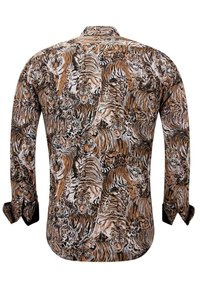 Langarmshirt met een gedetailleerde tijger- en luipaardprint in tinten bruin, zwart en crème, met een puntige kraag en knoopmanchetten.