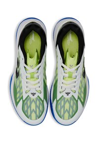 Groene en witte sport schoenen met een bovenwerk van mesh, een zigzagpatroon, zwarte accenten, witte veters en een blauwe outsole. Lichtgewicht ontwerp.