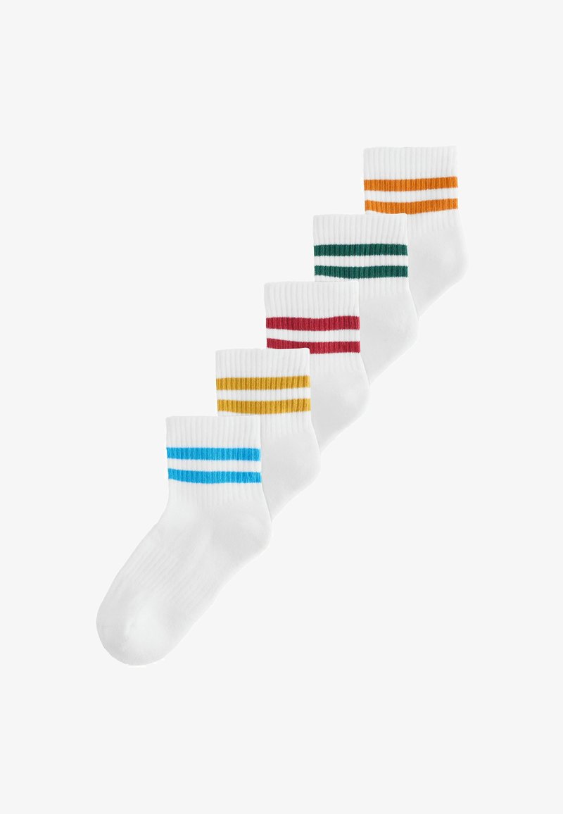 Fünf weiße Knöchelsocken sind diagonal angeordnet, jede mit zwei horizontalen farbigen Streifen am Bündchen in Blau, Gelb, Rot, Grün und Orange.