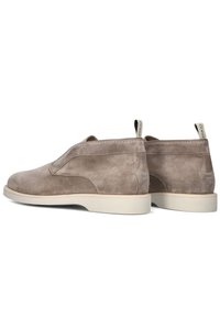 Beige Wildleder-Ankle-Schuhe mit glatter Oberfläche, minimalistischem Design, schlupffreier Passform und einer leichten Gummisohle; mit einem hinteren Zugband.