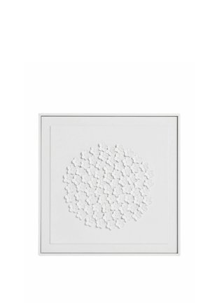 Weißer quadratischer Rahmen mit einem kreisförmigen Cluster kleiner, weißer, dreidimensionaler Blumenformen in der Mitte vor weißem Hintergrund.