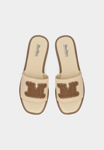 Μπεζ σανδάλια Max Mara slide με καφέ ραμμένο "M" στους ιμάντες και μπεζ εσωτερικές σόλες με την επωνυμία Max Mara Beachwear, σχεδιασμός με επίπεδο τετράγωνο δάχτυλο.