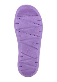 Lila Gummi-Schuhsohle mit strukturiertem Profil, Entwässerungsöffnungen und eingeprägtem Markenlogo. Abfärbungsfreies Design für verschiedene Oberflächen.