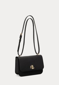 Borsa a spalla in pelle nera con chiusura a pattina, dotata di logo in metallo dorato e tracolla regolabile. Texture liscia e forma rettangolare.