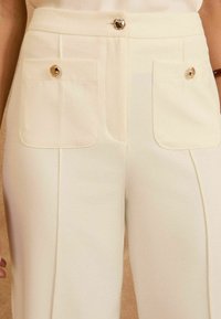 Love & Roses TAILORED   - Auduma bikses - white