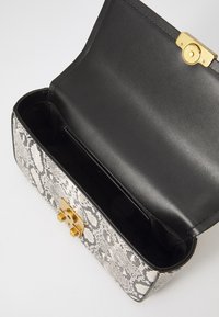 MICHAEL Michael Kors TRIBECA CHAIN - Handtasche - natural