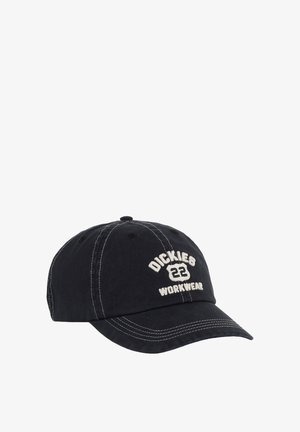 Zwarte katoenen baseballcap met witte geborduurde tekst "DICKIES 23 WORKWEAR", gestikte details en een gebogen rand.