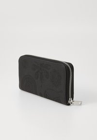 Portafoglio zip-around nero caratterizzato da motivi floreali in rilievo, superficie testurizzata, hardware argentato e forma rettangolare.