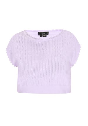 Suéter corto lila con textura acanalada, escote con volante y mangas dolman cortas que presentan pequeños acentos redondos en los puños.