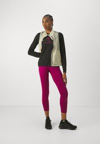 ASICS FUJITRAIL LOGO TOP - Top dugih rukava - performance black/blackberry