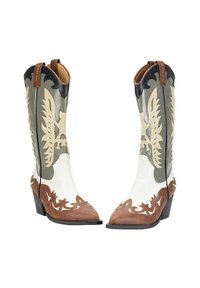 Botas de vaquero marrones y blancas con un bordado ornamental en verde, beige y negro. Presentan una punta afilada y un tacón apilado, con cremalleras a los lados.