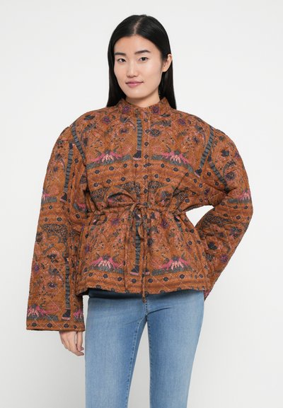 Gewatteerde bruine jas met bloemenpatronen in roze en blauw, een getailleerde taille met trekkoord en brede mouwen met een gestructureerde afwerking.