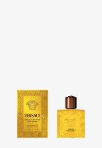 Versace Eros Energy Eau de Parfum, 50 ml, in einer gelben Glasflasche mit strukturiertem Design und bronzefarbenem Verschluss, präsentiert in einer goldenen Schachtel.