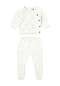 Conjunto de bebé de punto color crema con cárdigan de manga larga, botones laterales y patrón de rombos, combinado con pantalones con pies a juego.