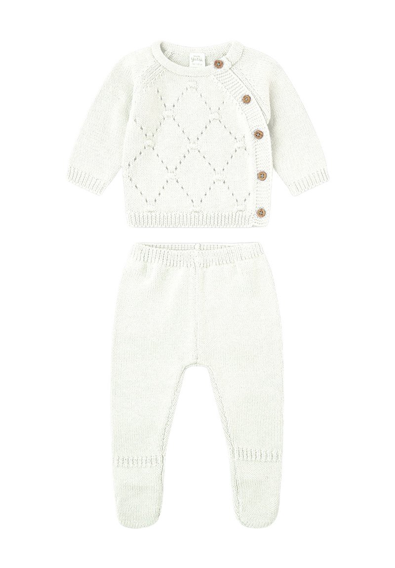 Conjunto de bebé de punto color crema con cárdigan de manga larga, botones laterales y patrón de rombos, combinado con pantalones con pies a juego.