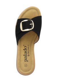 Zwarte sandalen met een brede band en een grote gouden gesp. Zachte beige binnenzool en gestikte details aan de zijkanten.