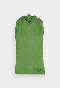 T-shirt verde sem mangas feita de tecido macio, com um decote em V e detalhe franzido nos ombros, textura suave e design casual.