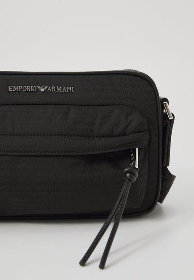 Geantă de umăr din nylon negru, cu logo-ul Emporio Armani, buzunar frontal cu fermoar și un design texturat cu un finisaj neted.