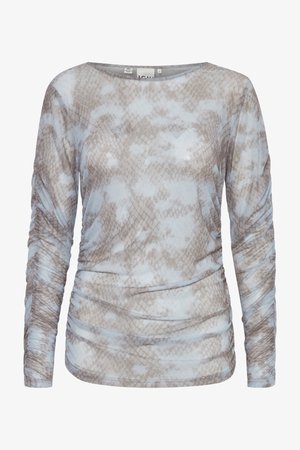 Chemise à manches longues en bleu clair et beige, présentant un motif texturé de peau de serpent avec des détails froncés sur les côtés et un col large.
